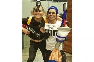 HANYA UNTUK MENGHIBURKAN: Encik Abdul Rahman Muhammad Yaacob (kanan) yang menghidupkan watak Disco Dandy dan rakannya, Encik Jesmond, menyuntik humor dalam persembahan cosplay mereka sebagai satu kelainan. - Foto ASIA PR WERKZ 