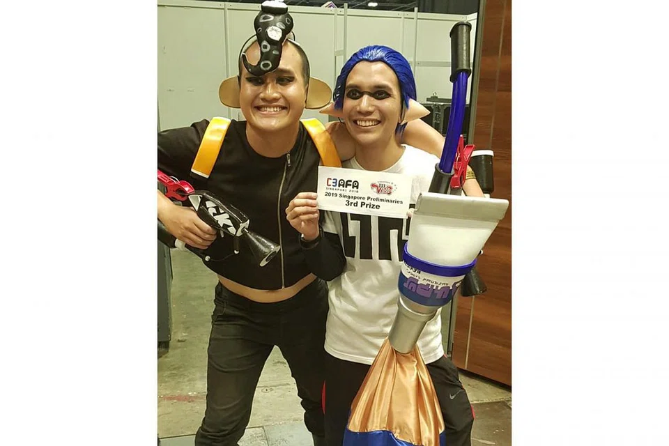 HANYA UNTUK MENGHIBURKAN: Encik Abdul Rahman Muhammad Yaacob (kanan) yang menghidupkan watak Disco Dandy dan rakannya, Encik Jesmond, menyuntik humor dalam persembahan cosplay mereka sebagai satu kelainan. - Foto ASIA PR WERKZ 