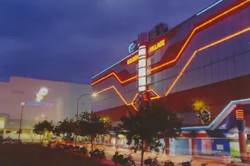 Yishun 10 terkenal dengan reka bentuk futuristik yang menampilkan motif sains fiksyen.