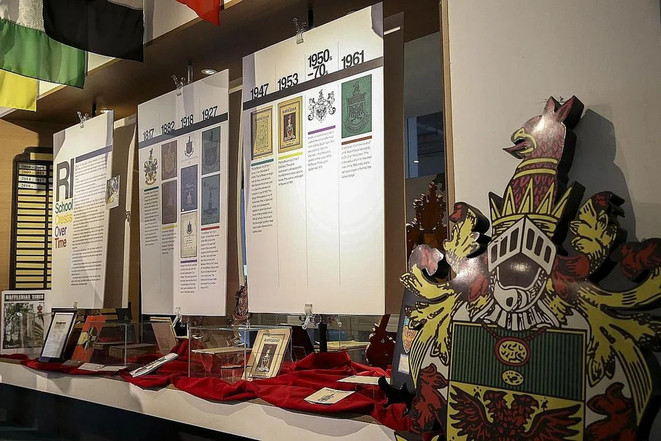JELASKAN ASAL USUL LENCANA: Muzium dan Arkib Raffles di kampus Raffles Institution menampilkan pameran yang menjelaskan asal usul dan perubahan terhadap lencana sekolah selama lebih seabad. - Foto BM oleh YONG LI XUAN
