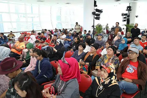 ANTARA ACARA: Majlis pelancaran album baru 'Rentak Art Fazil' baru-baru ini yang berlangsung di The Pod, Perpustakaan Negara, mendapat sokongan dari Persatuan Karyawan Muzik Melayu Singapura (Perkamus). - Foto MOHAMMAD AKHBAR HASHIM