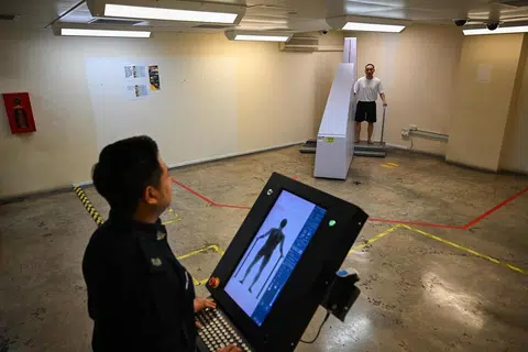 Banduan itu juga akan melalui mesin X-ray untuk mengesan jika dia menyimpan apa-apa barang dalam rongga badan.