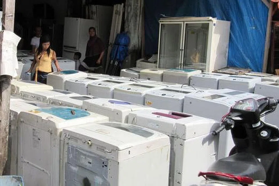 MURAH DAN ADA STATUS BARANGAN IMPORT: Kedai yang menjual mesin pembasuh dan peti ais terpakai dari Singapura mendapat sambutan pelanggan. - Foto SAINI SALLEH