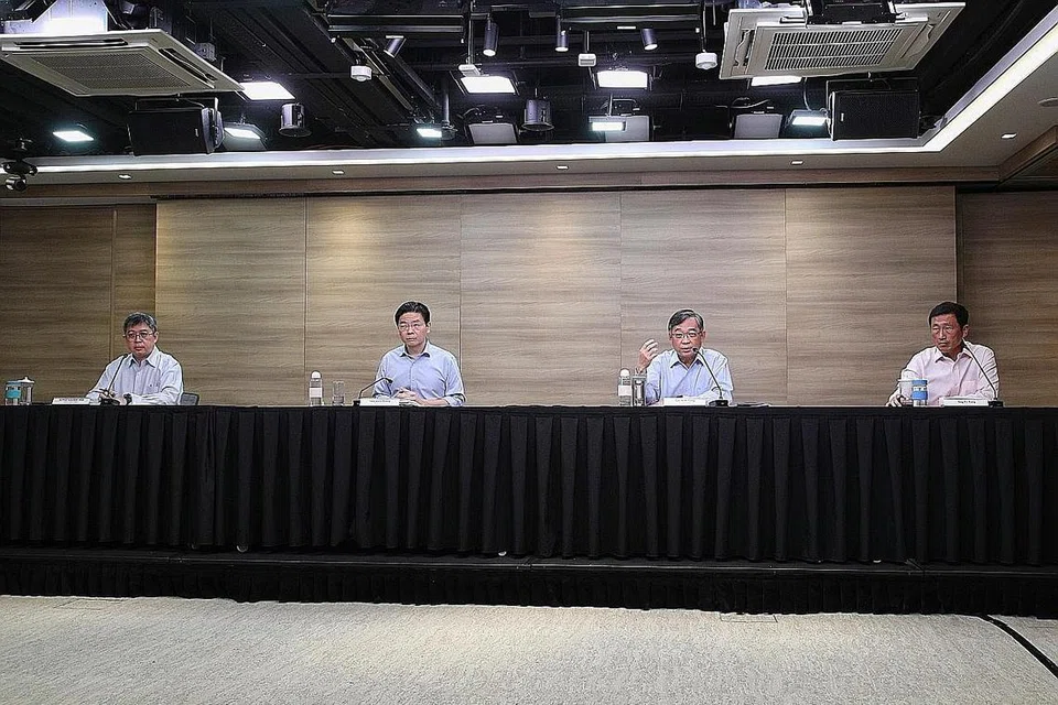 LANGKAH DIPERKETAT DI SEKOLAH:(Dari kiri) Profesor Kenneth Mak dan Encik Lawrence Wong berkata langkah diperketat akan dilaksanakan di sekolah termasuk menggalak guru menggunakan pelitup dan bukan pendinding muka. Turut hadir dalam sesi sidang media MTF itu termasuk (tiga dari kiri) Encik Gan Kim Yong dan Encik Ong Ye Kung. - Foto MCI