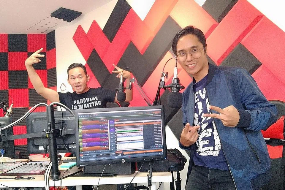 TIDAK KIRA NEGARA ASAL: DJ Zairi (kanan) dan DJ Azim mengendalikan Radio Zamburger di bilik siaran. Stesen ini memutarkan lagu bermutu tanpa mengira negara asal ia diterbitkan. Liputan siarannya telah berkembang ke hotel rangkaian jenama Hotel Zamburger, antara hotel patuh syariah terbesar di Malaysia. - Foto RADIO ZAMBURGER