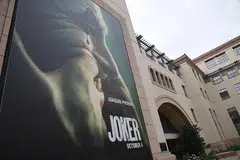 PECAH PANGGUNG: Walaupun kontroversi, penganalisis menjangkakan 'Joker' tidak akan ada masalah kutip lebih AS$1 bilion sepanjang tempoh tayangan. - Foto AFP