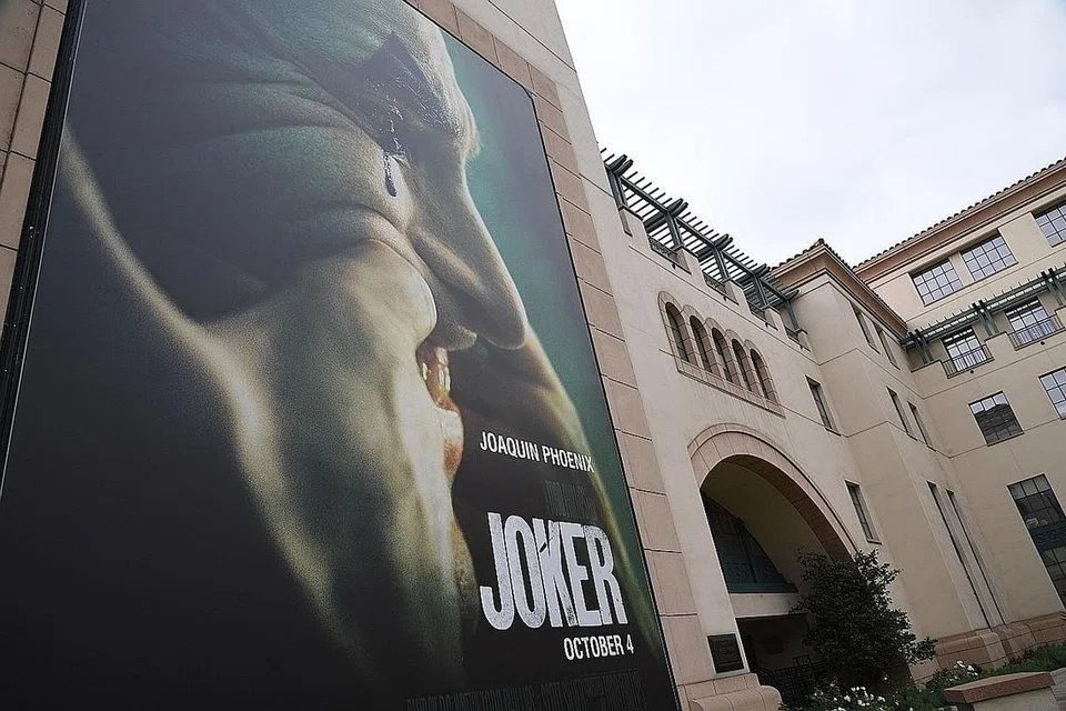 PECAH PANGGUNG: Walaupun kontroversi, penganalisis menjangkakan 'Joker' tidak akan ada masalah kutip lebih AS$1 bilion sepanjang tempoh tayangan. - Foto AFP