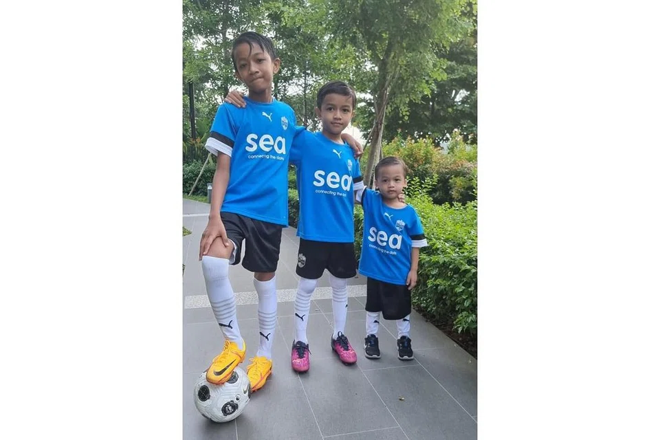 CERDAS, CERGAS: Anak-anak lelaki koresponden Shahida Sarhid, (dari kiri) Irfan Bazil, Iqbal Zakir dan Ilyas Khalid Md Shahreen, melibatkan diri dalam sesi latihan bola sepak bersama kelab Lion City Sailors.
