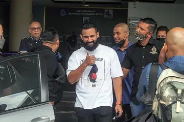 SABAR MENUNGGU: Pelakon Sharnaaz Ahmad, 36 tahun, meminta kepada pihak yang menimbulkan spekulasi bahawa dirinya itu panas baran untuk tunggu kenyataan dari beliau. - Foto HARIAN METRO