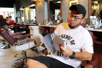SERONOK DENGAN CABARAN BARU: Pengarah M. Raihan Halim memastikan telemovie Gunting dapat menyampaikan pesanan tentang kesediaan masyarakat Singapura membuat persiapan bagi tuntutan sejagat dan kepesatan ekonomi digital. - Foto SHAHRIYA YAHAYA
