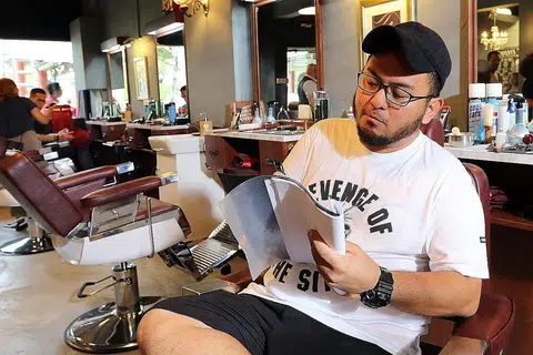 SERONOK DENGAN CABARAN BARU: Pengarah M. Raihan Halim memastikan telemovie Gunting dapat menyampaikan pesanan tentang kesediaan masyarakat Singapura membuat persiapan bagi tuntutan sejagat dan kepesatan ekonomi digital. - Foto SHAHRIYA YAHAYA