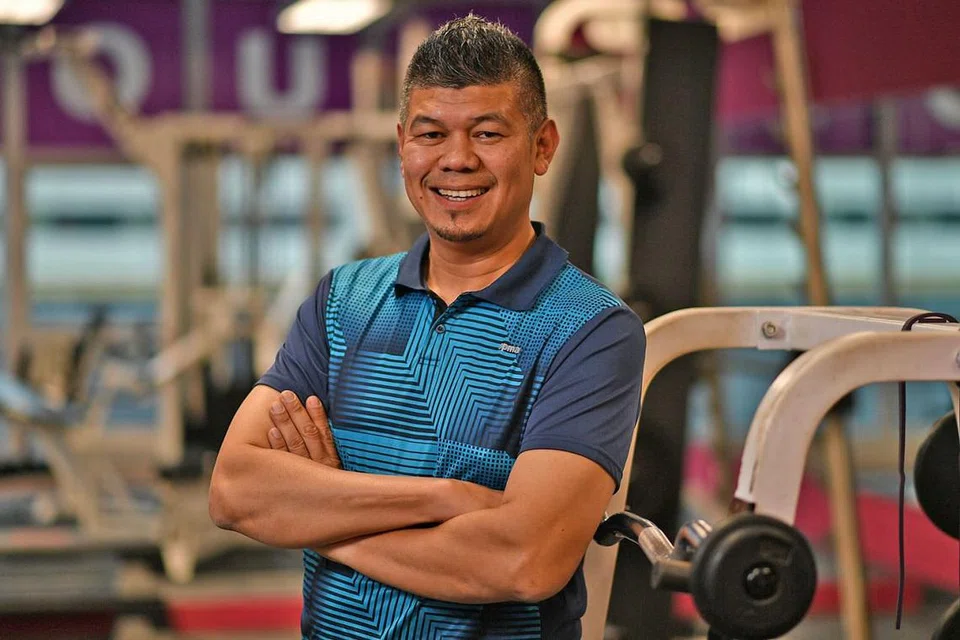 TUNGGAK REGU: Dikenali dengan sepakan tekongnya yang tajam dan deras yang digeruni regu-regu lawan, Nur Hisham (atas), menarik perhatian bahawa semangat berpasukan yang tinggi di kalangan para pemain seangkatannya tidak lama dulu sebagai antara kekuatan pasukan nasional. - Foto BH oleh CHONG JUN LIANG