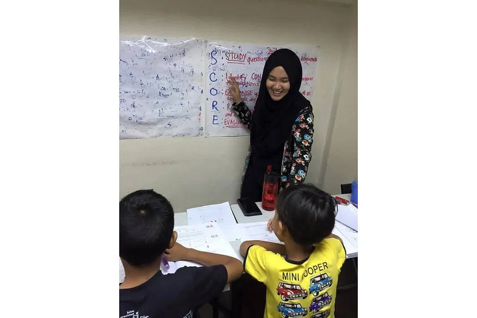 PERKASA PELAJAR: Cik Aisyah menganggap tugasan sebagai tutor merupakan satu tanggungjawab besar yang harus dipikul dengan penuh dedikasi dan kesabaran. - Foto ihsan AISYAH JUMARI 