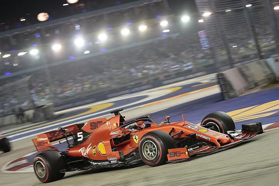 DAHULUI PESAING: Sebastian Vettel, yang mewakili Scuderia Ferrari, dilihat beraksi di perlumbaan jalan raya di Marina Bay. - Foto EPA-EFE