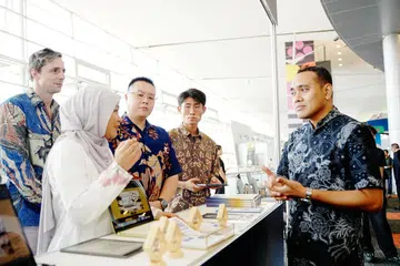 Pelajar tahun empat SUSS, Cik Nur Amalina Mohsin Khan (dua dari kiri) telah menghasilkan panduan berasaskan kecerdasan buatan (AI) yang membantu pengguna mengenal pasti langkah, agensi dan dokumen yang diperlukan dalam menguruskan legasi. Beliau menerangkan panduan tersebut kepada Menteri Negara Ehwal Dalam Negeri merangkap Ehwal Luar, Encik Zhulkarnain Abdul Rahim, yang juga Pengerusi Kumpulan Kerja Perancangan Legasi Islam (ILPW) semasa Islamic Legacy Planning Village 2026 di Singapore Expo pada 26 September.