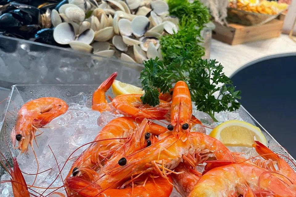 Ketam, udang dan ikan salmon antara hidangan laut di bufet Blue Tiffin.