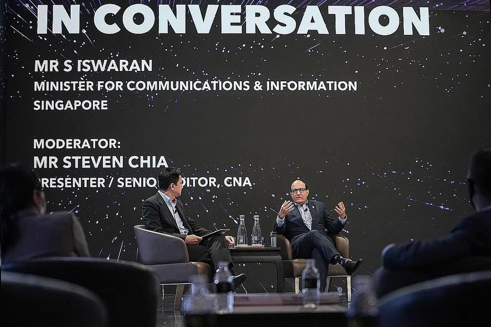 DIALOG DENGAN INDUSTRI: Menteri Perhubungan dan Penerangan, Encik S Iswaran, bersama moderator Encik Steven Chia, menyertai dialog dengan pemain industri di majlis pembukaan Asia TV Forum and Market semalam. - Foto BH oleh GIN TAY