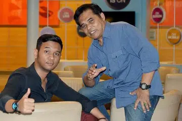 GABUNGAN LAMA DAN BARU: Wawan Husen (kiri) selesa bekerjasama dengan penyanyi veteran Yusman Omar dalam menghasilkan lagu 'Ku Kan Pulang'. - Foto TAUFIK A. KADER