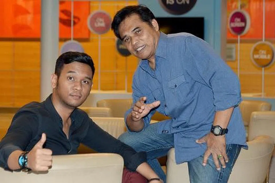 GABUNGAN LAMA DAN BARU: Wawan Husen (kiri) selesa bekerjasama dengan penyanyi veteran Yusman Omar dalam menghasilkan lagu 'Ku Kan Pulang'. - Foto TAUFIK A. KADER