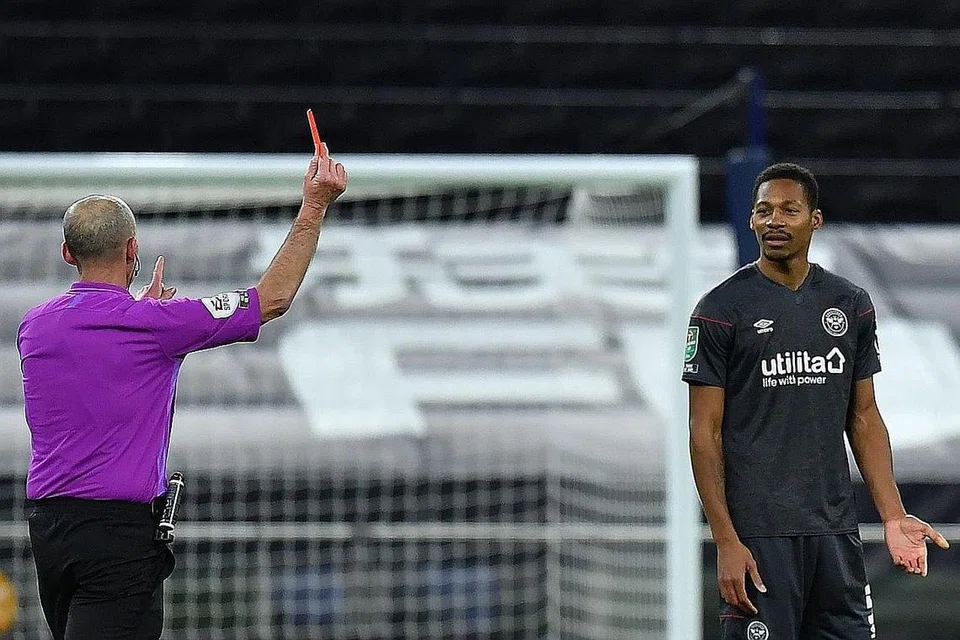 PADAH BERMAIN KASAR: Pemain midfield Brentford Josh Dasilva dibuang padang kerana mengasari Pierre-Emile Hojbjerg. - Foto AFP 