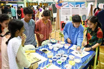 Para Pelajar Sekolah Menengah Northbrooks menyertai satu kegiatan semasa Hari Keharmonian Kaum pada 20 Julai 2023.