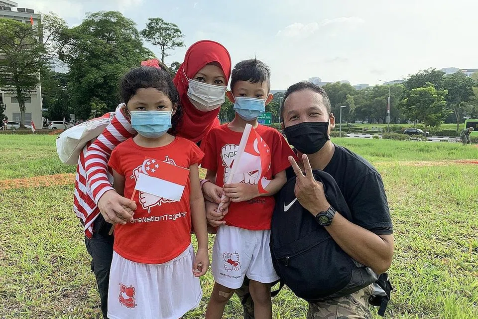 GEMBIRA SUMBANGAN DIIKTIRAF: Cik Idayu bersama suami, Encik Salim, serta anak-anak - Aishah dan Syahmi - tiba di padang Toh Guan Road sekitar 8.45 pagi untuk menyaksikan Red Lions. - Foto SITI AISYAH NORDIN