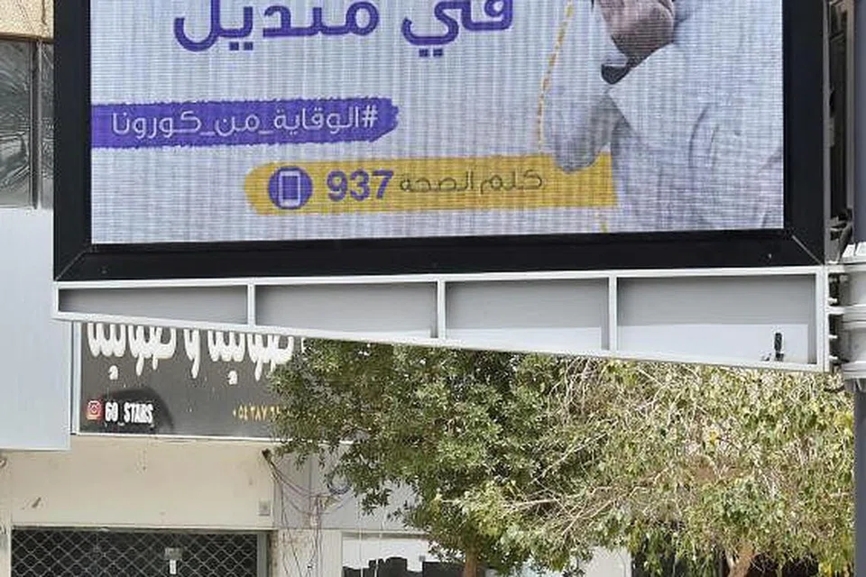 ADAB BERSIN: Gambar yang diambil pada 15 Mac 2020 di Riyadh menunjukkan mesej oleh kementerian kesihatan Arab Saudi yang menasihatkan orang ramai menggunakan tisu untuk bersih sebagai langkah pencegahan terhadap Covid-19.