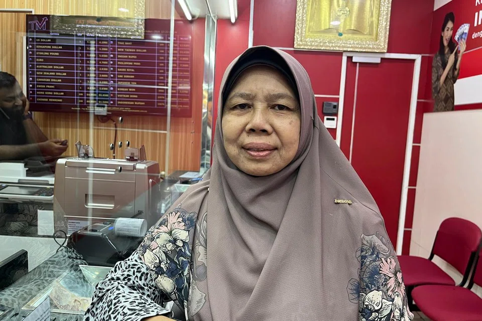 Pesara kerajaan, Cik Maimun Mahmud, 57 tahun, amat peka dengan perubahan nilai ringgit kerana hobinya yang gemar melancong ke luar negara.