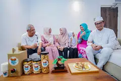 BUAT PENYESUAIAN: Encik Norfadly Shah Putra Norazmal (kanan) telah mengambil beberapa langkah untuk mengurangkan kesan kos sara hidup yang meningkat ke atas keluarga besarnya, sebuah keluarga berpendapatan pertengahan.