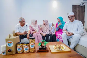 KAWAL PERBELANJAAN: Selain masak sendiri di rumah,  Encik Norfadly Shah Putra Norazmal (kanan) dan isterinya Cik Halimatus Saadiah Abdul Aziz (di sebelahnya) bersama anggota keluarga mereka yang terdiri daripada anak-anak, Maira Putri (tiga dari kanan) dan Sarah Putri (tiga dari kiri), serta ibu Encik Norfadly, Cik Zaiton Mohd Noor (dua dari kiri), dan bapa saudara Encik Norfadly, Encik Zainol Mohd Noor (paling kiri), juga tidak biasa bercuti ke destinasi jauh dan lebih sering ke Malaysia untuk menziarahi saudara-mara di sana.