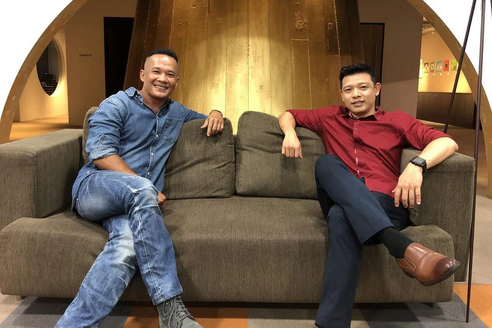 GANDINGAN DUA WIRA SENI: Jeff Catz (kiri) dan Hady Mirza bakal menghiburkan kaum ibu pada acara istimewa, Khas Untukmu Ibu, di Esplanade pada 11 Mei ini. - Foto BM oleh HARYANI ISMAIL