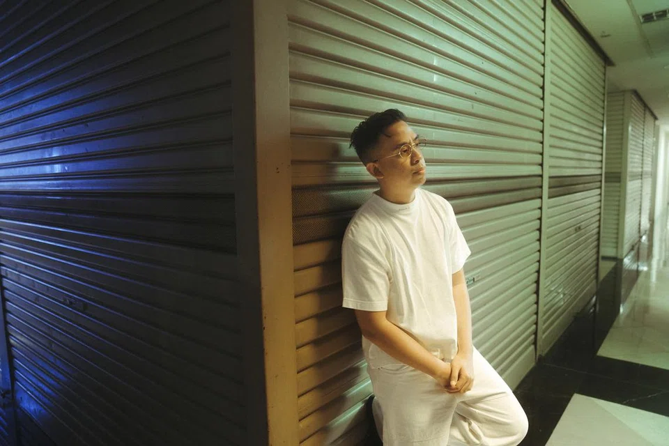 Alyph sisipkan unsur romantis dalam lagu ‘Dari Jauh’, di mana seseorang itu mula menyesal dan merindui seseorang yang sebelum ini dilayan acuh tidak acuh dalam kehidupannya.