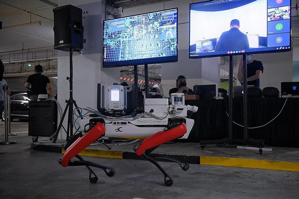 TAPAK UJI: Di bawah program 5G@Sentosa, pelbagai aplikasi 5G termasuk penggunaan kenderaan berautonomi, robot, dan realiti imbuhan (AR) kini diuji di Sentosa. - Foto-foto BH oleh MARK CHEONG