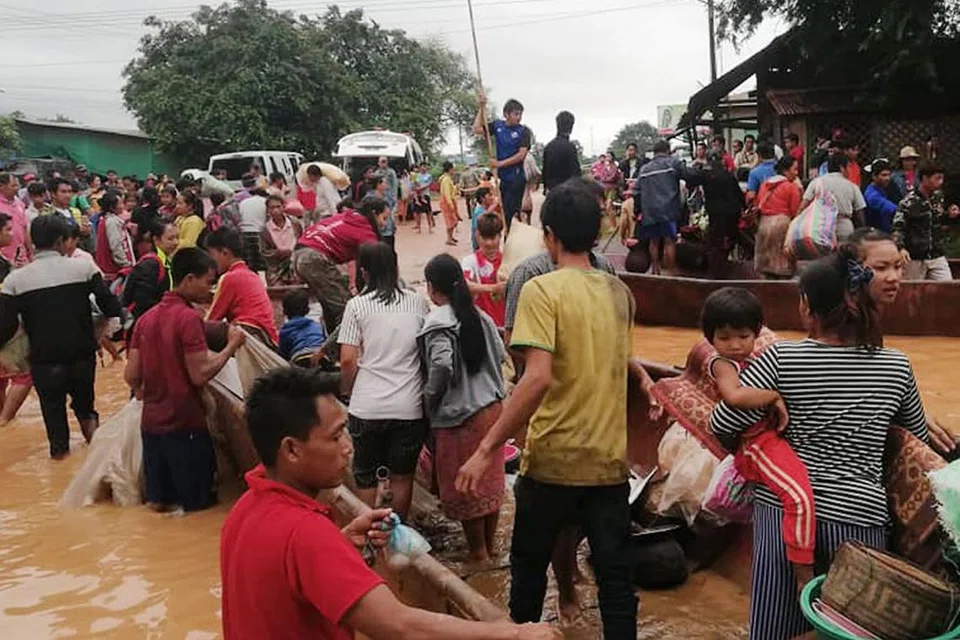 DIPINDAH: Penduduk di wilayah Attapeu tiba di kawasan lebih tinggi yang kurang terjejas banjir ekoran empangan pecah. - Foto AFP