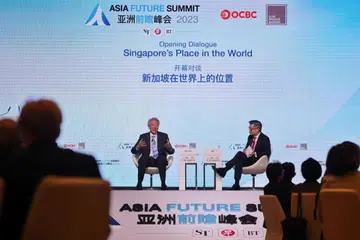 BINCANG ISU: Menteri Kanan merangkap Menteri Penyelarasan Keselamatan Negara, Encik Teo Chee Hean (kiri), berkongsi pandangan mengenai kepimpinan baru Singapura serta isu hubungan luar negara dengan moderator Encik Jaime Ho, Editor The Straits Times, semasa Sidang Puncak Masa Depan Asia di Ritz-Carlton Milennia Singapore.