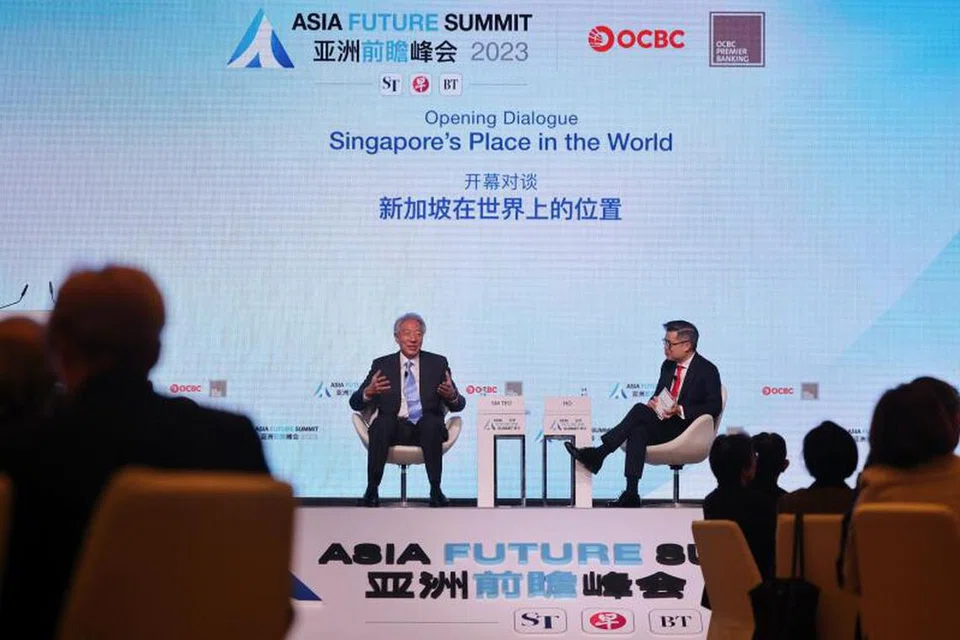 BINCANG ISU: Menteri Kanan merangkap Menteri Penyelarasan Keselamatan Negara, Encik Teo Chee Hean (kiri), berkongsi pandangan mengenai kepimpinan baru Singapura serta isu hubungan luar negara dengan moderator Encik Jaime Ho, Editor The Straits Times, semasa Sidang Puncak Masa Depan Asia di Ritz-Carlton Milennia Singapore.