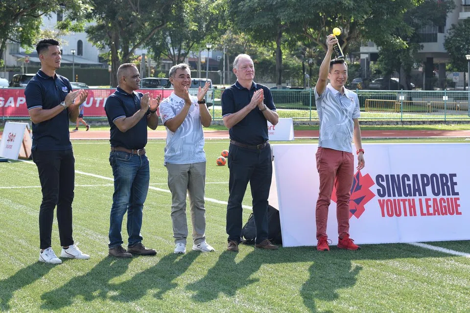 (Dari kanan) Setiausaha Parlimen Kanan (Kebudayaan, Masyarakat dan Belia merangkap Pembangunan Sosial dan Keluarga), Encik Eric Chua, melancarkan Liga Belia Singapura (SYL) di Stadium Serangoon pada 24 Februari. Beliau diiringi Pengarah Teknikal FAS, Michael Browne; Timbalan Ketua Pegawai Eksekutif Majlis Sukan Singapura, Toh Boon Yi; Timbalan Setiausaha Agung FAS, Gerard Christopher; dan Ketua Perancangan (Pejabat Divisyen Teknikal), Baihakki Khaizan. 