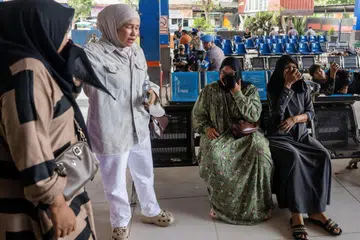Anggota keluarga penumpang feri Virgo Transport 8 menangis ketika menunggu perkembangan operasi mencari dan menyelamat di Pelabuhan Trisakti, Banjarmasin, Kalimantan Selatan, pada 13 September. Lebih 600 anggota penyelamat dikerahkan mencari 129 orang yang masih hilang selepas feri yang membawa 243 orang itu karam di Laut Jawa ketika dalam perjalanan dari Surabaya ke Banjarmasin