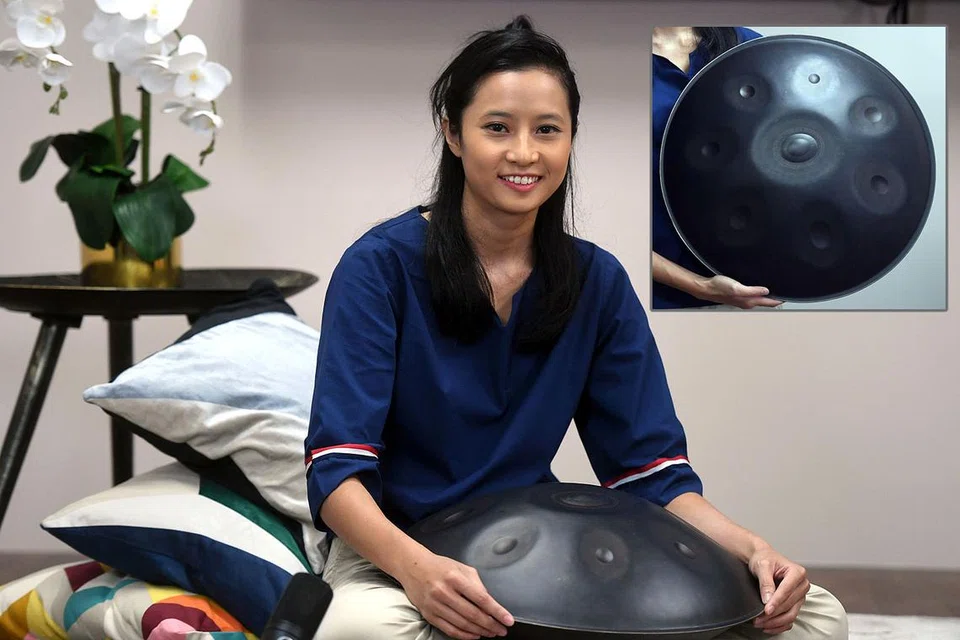 ALAT MUZIK UNIK: Tetamu dalam segmen #BBSG dalam The BM Show, Cik Hanisah Tan Zainudin, berkata beliau tertarik dan minat bermain alat muzik 'handpan' (yang mirip kuali hitam - gambar sisipan) disebabkan bunyinya yang aman dan menenangkan. - Foto BM oleh DESMOND FOO