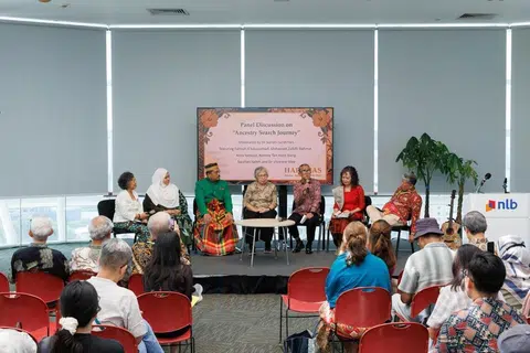 (Dari kiri) Dr Suriani Suratman, Encik Sarafian Salleh, Dr Vivienne Wee,Encik Mohamed Zulkifli Rahmat, Cik Nora Samosir, Encik Ronney Tan Koon Siang, berkongsi pengalaman menelusuri salasilah keluarga dalam sesi panel Hari MAS (Malay Ancestry Search Day) di The POD, Bangunan Perpustakaan Negara.