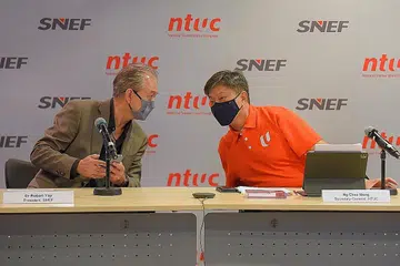 TINGKAT SOKONGAN BAGI PME: Presiden Snef, Dr Robert Yap (kiri) dan Encik Ng dalam satu sidang media untuk menerangkan tentang saranan yang dibentangkan pasukan bertindak PME NTUC-Snef. - Foto BH oleh MARK CHEONG