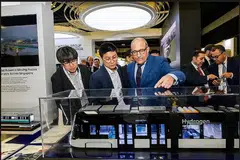 TINJAU SISTEM PENGANGKUTAN LEBIH HIJAU: Menteri Pengangkutan Encik S. Iswaran meninjau perkembangan terkini sistem pengangkutan awam di Pusat Konvensyen dan Pameran Suntec Singapura semalam. - Foto FACEBOOK S ISWARAN