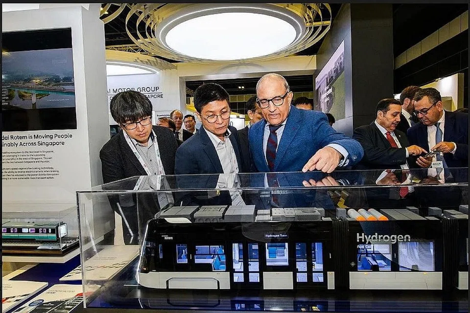 TINJAU SISTEM PENGANGKUTAN LEBIH HIJAU: Menteri Pengangkutan Encik S. Iswaran meninjau perkembangan terkini sistem pengangkutan awam di Pusat Konvensyen dan Pameran Suntec Singapura semalam. - Foto FACEBOOK S ISWARAN