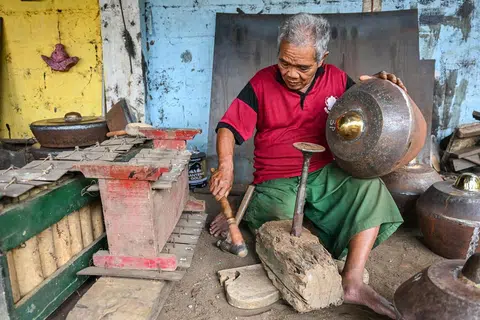 Seorang petukang menggunakan saron sebagai rujukan ketika menala bonang, dengan logam dilaras berulang kali bagi mendapatkan bunyi yang tepat. Penalaan dilakukan berdasarkan pendengaran, melalui ketukan dan pembentukan semula logam, kerana perubahan kecil boleh memberi kesan besar terhadap bunyi dan gema bonang.