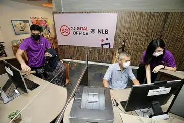 BANTUAN DIGITAL: Beberapa warga kelihatan menerima bimbingan di Pejabat Digital SG (SDO) di Perpustakaan Geylang East. - Foto fail 