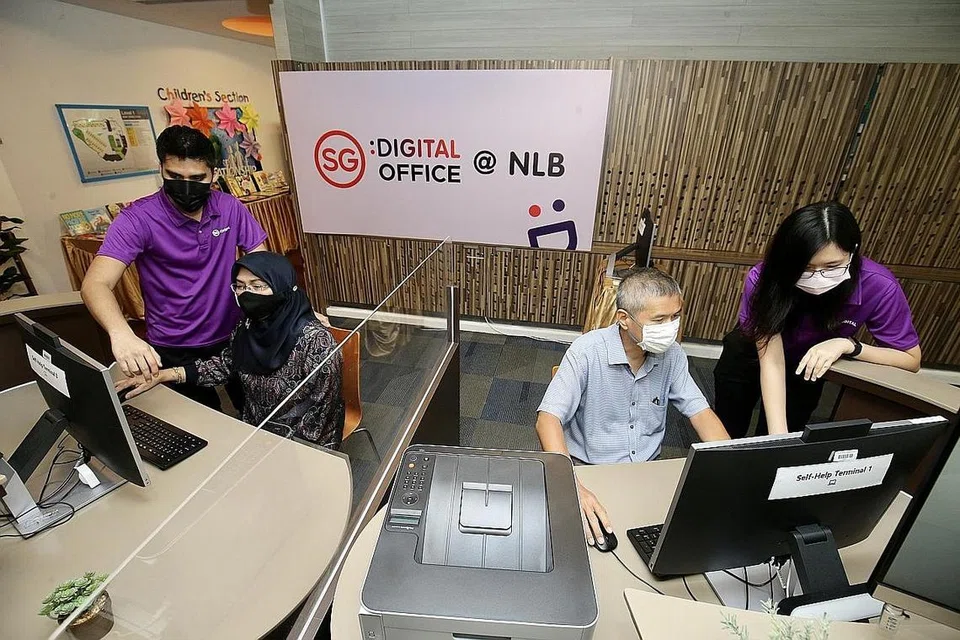 BANTUAN DIGITAL: Beberapa warga kelihatan menerima bimbingan di Pejabat Digital SG (SDO) di Perpustakaan Geylang East. - Foto fail 