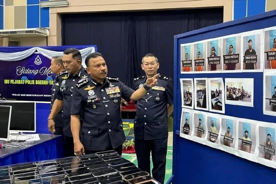 Ketua Polis Kelantan, Datuk Mohd Yusoff Mamat (tengah), menunjukkan gambar suspek yang terbabit dalam sindiket penipuan dalam talian berkonsepkan Love Scam. 