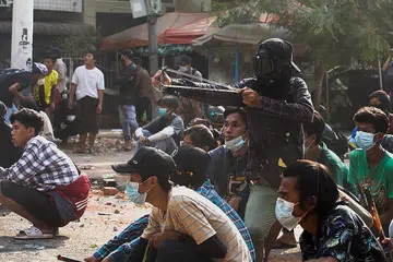 LASTIK AMARAH: Seorang penunjuk perasaan dilihat melepaskan 'peluru' berupa kerikil dalam satu tunjuk perasaan di Yangon dalam satu pertempuran dengan pihak berkuasa yang lengkap bersenjata kelmarin. - Foto REUTERS 