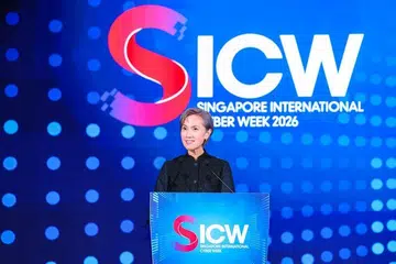 Menteri Penerangan dan Pembangunan Digital, Cik Josephine Teo, memberi ucapan di majlis makan malam gala sidang kemuncak Minggu Siber Antarabangsa Singapura (SICW) pada 12 Oktober.