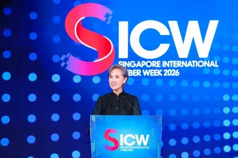 Menteri Penerangan dan Pembangunan Digital, Cik Josephine Teo, memberi ucapan di majlis makan malam gala sidang kemuncak Minggu Siber Antarabangsa Singapura (SICW) pada 12 Oktober.
